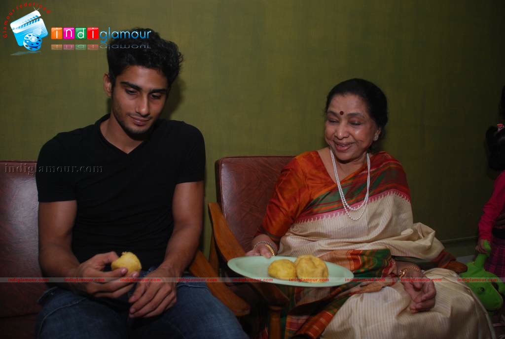 Asha Bhosle and Prateik Babbar at book launch on Smita Patil Event hd photo